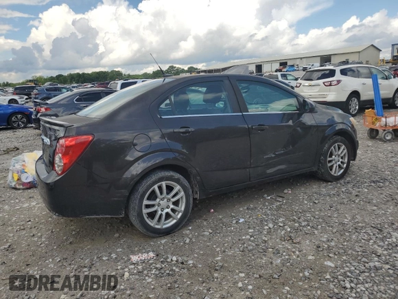 2014 Chevrolet Sonic LT z VIN 1G1JC5SH1E4221918, wystawiony jako Copart lot #56589105 z przebiegiem 152 320 mil mil oraz Szkoda całkowita • Salvage title. Historia ofert i sprzedaży dostępna na DreamBid. Obrazek 3.