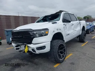 2021 Ram 1500 Big Horn z VIN 1C6RREFT2MN647379, wystawiony jako IAAI lot #42094375 z przebiegiem 57 121 mil mil oraz . Historia ofert i sprzedaży dostępna na DreamBid. Obrazek 2.