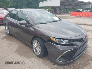2024 Toyota Camry LE z VIN 4T1C11AK8RU858303, wystawiony jako IAAI lot #42404357 z przebiegiem 41 368 mil mil oraz . Historia ofert i sprzedaży dostępna na DreamBid. Obrazek 1.