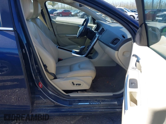 2013 Volvo S60 T5 Premier z VIN YV1612FS5D1202290, wystawiony jako IAAI lot #42042523 z przebiegiem 165 700 mil mil oraz . Historia ofert i sprzedaży dostępna na DreamBid. Obrazek 5.