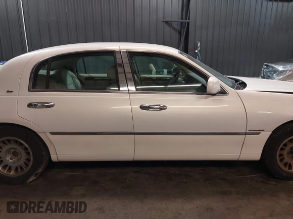 2001 Lincoln Town Car Cartier z VIN 1LNHM83W51Y609962, wystawiony jako IAAI lot #41623323 z przebiegiem 201 799 mil mil oraz . Historia ofert i sprzedaży dostępna na DreamBid. Obrazek 13.