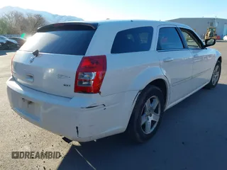 2007 Dodge Magnum with VIN 2D4FV47V97H736125, listed as a IAAI auction lot 41725563 with 117,836 mi miles and . Bid and sale history available at carsss.com. Image 4.