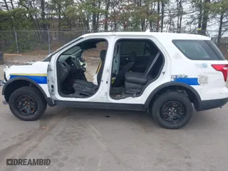 2014 Ford Utility Police Interceptor with VIN 1FM5K8AR1EGC50062, listed as a IAAI auction lot 42081594 with 97,045 mi miles. Bid and sale history available at carsss.com. Image 13.