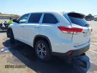 2017 Toyota Highlander LE z VIN 5TDZZRFH7HS221067, wystawiony jako IAAI lot #42168559 z przebiegiem 93 827 mil mil oraz . Historia ofert i sprzedaży dostępna na DreamBid. Obrazek 3.