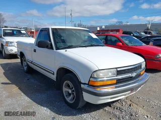 1998 Chevrolet S-10 with VIN 1GCCS1447WK260094, listed as a IAAI auction lot 41648784 with 173,562 mi miles. Bid and sale history available at carsss.com. Image 1.