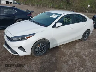 2024 Kia Forte LXS z VIN 3KPF24AD6RE837739, wystawiony jako IAAI lot #41963725 z przebiegiem 14 176 mil mil oraz . Historia ofert i sprzedaży dostępna na DreamBid. Obrazek 2.