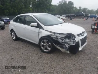 2013 Ford Focus SE z VIN 1FADP3F25DL276272, wystawiony jako IAAI lot #42748772 z przebiegiem 134 426 mil mil oraz . Historia ofert i sprzedaży dostępna na DreamBid. Obrazek 1.