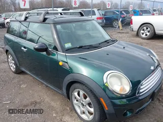 2010 MINI Clubman z VIN WMWML3C56ATX37444, wystawiony jako IAAI lot #42036892 z przebiegiem 65 320 mil mil oraz . Historia ofert i sprzedaży dostępna na DreamBid. Obrazek 1.