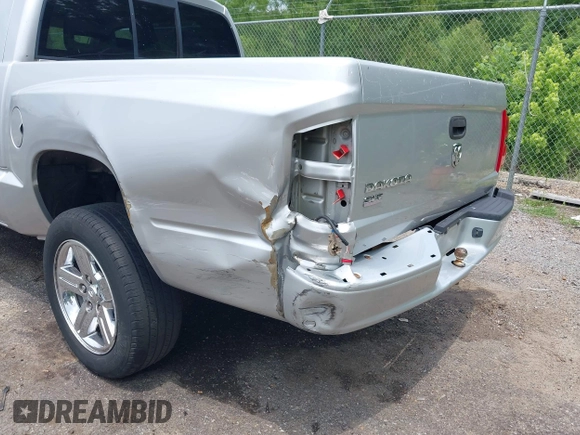 2007 Dodge Dakota SLT z VIN 1D7HE48K27S127788, wystawiony jako IAAI lot #42311626 z przebiegiem 357 130 mil mil oraz . Historia ofert i sprzedaży dostępna na DreamBid. Obrazek 6.