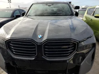 2024 BMW XM z VIN 5YM23CS06R9U92810, wystawiony jako Copart lot #75401504 z przebiegiem 6181 mil mil oraz Nie do naprawy. Historia ofert i sprzedaży dostępna na DreamBid. Obrazek 5.