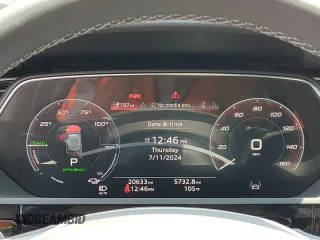 2023 Audi e-tron Premium Plus z VIN WA1LAAGE8PB024508, wystawiony jako Copart lot #62882574 z przebiegiem 20 633 mil mil oraz Szkoda całkowita • Salvage title. Historia ofert i sprzedaży dostępna na DreamBid. Obrazek 9.
