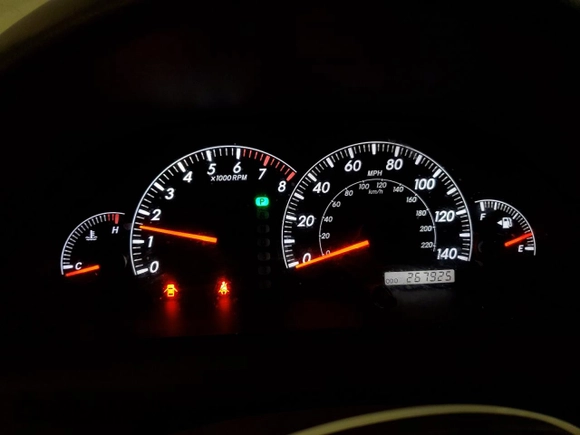 2005 Toyota Camry STD z VIN 4T1BE32K25U070332, wystawiony jako Copart lot #56934795 z przebiegiem 267 925 mil mil oraz Szkoda całkowita • Salvage title. Historia ofert i sprzedaży dostępna na DreamBid. Obrazek 9.