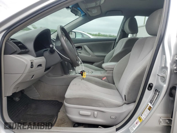 2010 Toyota Camry z VIN 4T1BF3EK1AU019732, wystawiony jako Copart lot #58469755 z przebiegiem 214 898 mil mil oraz Czysty tytuł • Clean title. Historia ofert i sprzedaży dostępna na DreamBid. Obrazek 7.