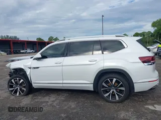 2024 Volkswagen Atlas SEL Premium R-Line z VIN 1V2FR2CA3RC528268, wystawiony jako IAAI lot #40248966 z przebiegiem 13 401 mil mil oraz . Historia ofert i sprzedaży dostępna na DreamBid. Obrazek 14.