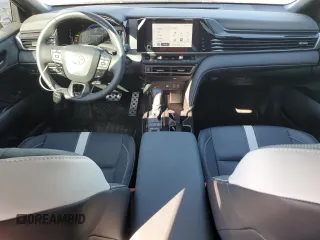 2025 Toyota Camry LE z VIN 4T1DAACK0SU539680, wystawiony jako Copart lot #42923805 z przebiegiem 7 571 mil mil oraz Szkoda całkowita • Salvage title. Historia ofert i sprzedaży dostępna na DreamBid. Obrazek 8.