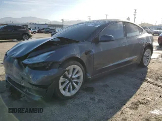 2022 Tesla Model 3 z VIN 5YJ3E1EA8NF243831, wystawiony jako Copart lot #41823655 z przebiegiem 62 971 mil mil oraz Szkoda całkowita • Salvage title. Historia ofert i sprzedaży dostępna na DreamBid. Obrazek 1.