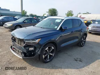 2021 Volvo XC40 Momentum with VIN YV4162UK1M2464500, listed as a IAAI auction lot 42504680 with 29,130 mi miles and . Bid and sale history available at DreamBid. Image 2.