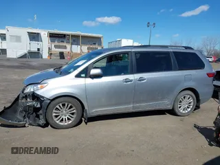 2017 Toyota Sienna XLE Auto Access Seat with VIN 5TDYZ3DC0HS784509, listed as a IAAI auction lot 41725664 with 69,990 mi miles. Bid and sale history available at carsss.com. Image 13.