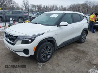 2023 Kia Seltos LX z VIN KNDEPCAA0P7449402, wystawiony jako IAAI lot #41413776 z przebiegiem 32 106 mil mil oraz . Historia ofert i sprzedaży dostępna na DreamBid. Obrazek 17.
