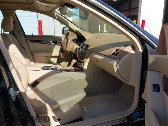2008 Mercedes-Benz C 300 Sport z VIN WDDGF54X38F138356, wystawiony jako IAAI lot #41991750 z przebiegiem 128 673 mil mil oraz . Historia ofert i sprzedaży dostępna na DreamBid. Obrazek 5.