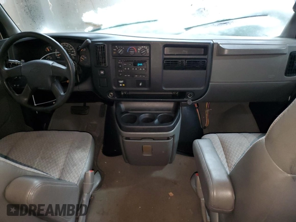 2006 Chevrolet Express Passenger z VIN 1GAHG35U061177638, wystawiony jako Copart lot #83433844 z przebiegiem 115 434 mil mil oraz Czysty tytuł • Clean title. Historia ofert i sprzedaży dostępna na DreamBid. Obrazek 8.