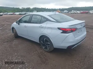 2024 Nissan Versa SR z VIN 3N1CN8FV2RL910073, wystawiony jako IAAI lot #42509343 z przebiegiem 28 837 mil mil oraz . Historia ofert i sprzedaży dostępna na DreamBid. Obrazek 3.