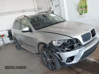 2013 BMW X5 xDrive35i z VIN 5UXZV4C55D0B09049, wystawiony jako IAAI lot #42193454 z przebiegiem 186 845 mil mil oraz . Historia ofert i sprzedaży dostępna na DreamBid. Obrazek 1.
