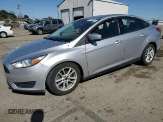 2018 Ford Focus SE z VIN 1FADP3F29JL206110, wystawiony jako Copart lot #53953515 z przebiegiem 80 841 mil mil oraz Szkody całkowita. Historia ofert i sprzedaży dostępna na DreamBid. Obrazek 1.