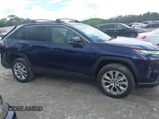 2025 Toyota RAV4 XLE Premium z VIN 2T3A1RFV7SW514631, wystawiony jako IAAI lot #42247225 z przebiegiem 4 815 mil mil oraz . Historia ofert i sprzedaży dostępna na DreamBid. Obrazek 13.