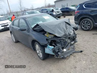 2012 Chrysler 200 Touring z VIN 1C3CCBBB7CN135910, wystawiony jako IAAI lot #41677356 z przebiegiem 90 722 mil mil oraz . Historia ofert i sprzedaży dostępna na DreamBid. Obrazek 1.