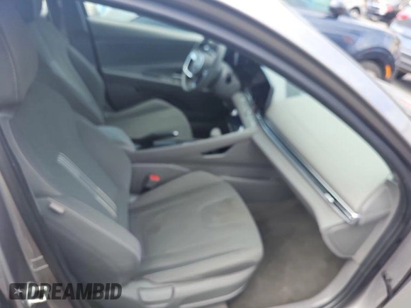 2024 Hyundai Elantra SEL z VIN KMHLM4DG8RU636246, wystawiony jako IAAI lot #42808858 z przebiegiem 37 872 mil mil oraz . Historia ofert i sprzedaży dostępna na DreamBid. Obrazek 19.