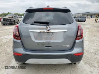 2020 Buick Encore Essence z VIN KL4CJGSB6LB047540, wystawiony jako Copart lot #48350565 z przebiegiem 40 156 mil mil oraz Nie do naprawy. Historia ofert i sprzedaży dostępna na DreamBid. Obrazek 6.