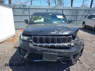 2024 Jeep Grand Cherokee Laredo z VIN 1C4RJHAGXRC252560, wystawiony jako IAAI lot #42071868 z przebiegiem 11 991 mil mil oraz . Historia ofert i sprzedaży dostępna na DreamBid. Obrazek 12.