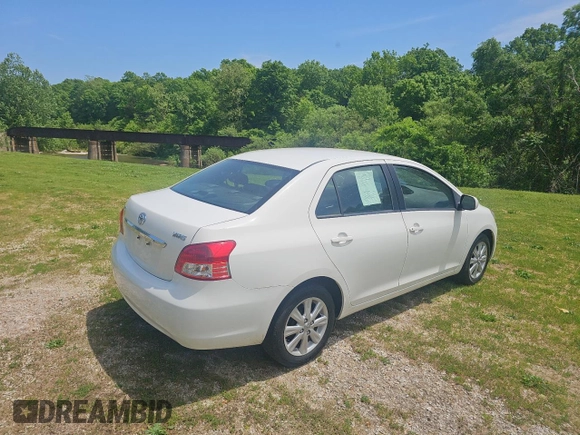2009 Toyota Yaris z VIN JTDBT903991341371, wystawiony jako Copart lot #57634955 z przebiegiem 205 618 mil mil oraz Tytuł czysty. Historia ofert i sprzedaży dostępna na DreamBid. Obrazek 4.