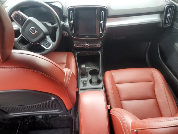 2019 Volvo XC40 Momentum z VIN YV4AC2HK3K2068990, wystawiony jako Copart lot #56154375 z przebiegiem Nie podano mil oraz Nie do naprawy • Non repairable. Historia ofert i sprzedaży dostępna na DreamBid. Obrazek 8.