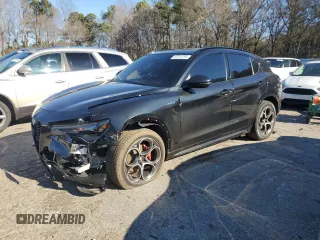 2024 Alfa Romeo Stelvio Ti z VIN ZASPAKBNXR7D70884, wystawiony jako Copart lot #87212794 z przebiegiem 15 162 mil mil oraz Szkoda całkowita • Salvage title. Historia ofert i sprzedaży dostępna na DreamBid. Obrazek 1.