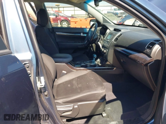 2015 Kia Sorento LX with VIN 5XYKTCA65FG611522, listed as a IAAI auction lot 41861461 with 200,615 mi miles. Bid and sale history available at carsss.com. Image 5.