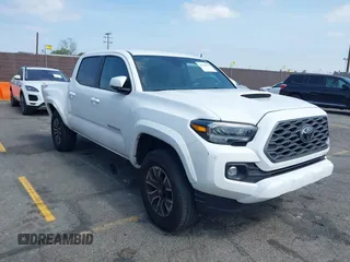 2023 Toyota Tacoma SR z VIN 3TMCZ5AN4PM653965, wystawiony jako IAAI lot #42111049 z przebiegiem 22 356 mil mil oraz . Historia ofert i sprzedaży dostępna na DreamBid. Obrazek 1.