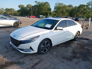 2023 Hyundai Elantra Limited z VIN KMHLN4AJ2PU074306, wystawiony jako IAAI lot #42277954 z przebiegiem 21 487 mil mil oraz . Historia ofert i sprzedaży dostępna na DreamBid. Obrazek 2.