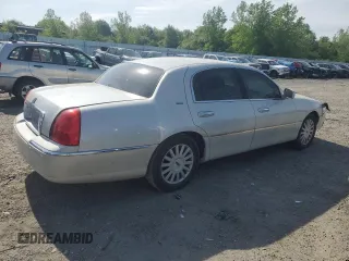 2004 Lincoln Town Car Ultimate z VIN 1LNHM83W94Y654164, wystawiony jako Copart lot #56313675 z przebiegiem 138 422 mil mil oraz Czysty tytuł • Clean title. Historia ofert i sprzedaży dostępna na DreamBid. Obrazek 3.