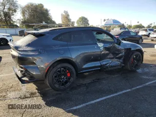 2023 Aston Martin DBX 707 z VIN SD7VUJBW6PTV07155, wystawiony jako Copart lot #85346734 z przebiegiem 6819 mil mil oraz Szkody całkowita. Historia ofert i sprzedaży dostępna na DreamBid. Obrazek 3.
