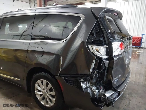 2017 Chrysler Pacifica Touring-L with VIN 2C4RC1BG8HR845050, listed as a IAAI auction lot 41583769 with NaN miles. Bid and sale history available at carsss.com. Image 19.
