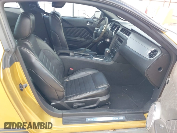 2010 Ford Mustang V6 с VIN 1ZVBP8AN1A5153856, выставлен на аукционе IAAI как лот 42461635 с пробегом 158 071 миль миль и . История ставок и продаж доступна на DreamBid. Изображение 5.