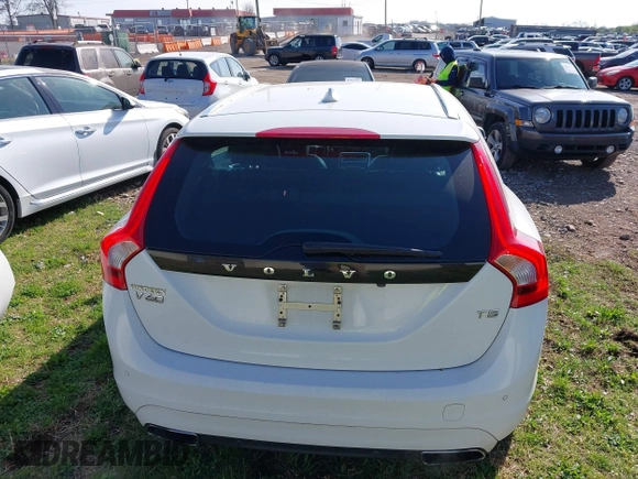 2015 Volvo V60 T5 Drive-E Premier z VIN YV140MEK2F1267396, wystawiony jako IAAI lot #41921329 z przebiegiem 93 937 mil mil oraz . Historia ofert i sprzedaży dostępna na DreamBid. Obrazek 17.