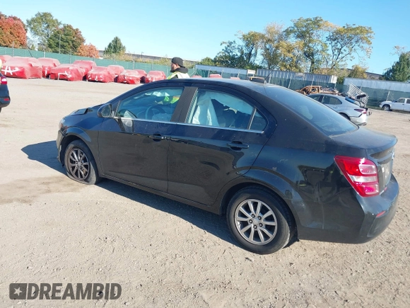 2018 Chevrolet Sonic LT z VIN 1G1JD5SB8J4121320, wystawiony jako IAAI lot #40604581 z przebiegiem 97 602 mil mil oraz . Historia ofert i sprzedaży dostępna na DreamBid. Obrazek 3.