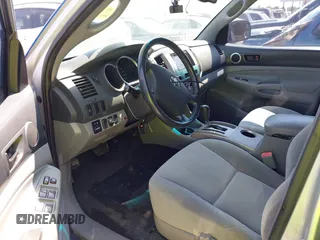 2005 Toyota Tacoma PreRunner z VIN 3TMJU62N75M001803, wystawiony jako IAAI lot #42329450 z przebiegiem 138 188 mil mil oraz . Historia ofert i sprzedaży dostępna na DreamBid. Obrazek 5.