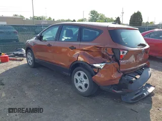 2017 Ford Escape S z VIN 1FMCU0F79HUC31792, wystawiony jako IAAI lot #42377599 z przebiegiem 98 300 mil mil oraz . Historia ofert i sprzedaży dostępna na DreamBid. Obrazek 3.