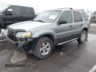 2006 Ford Escape XLT with VIN 1FMYU03126KC55897, listed as a IAAI auction lot 41733243 with 136,989 mi miles. Bid and sale history available at carsss.com. Image 2.
