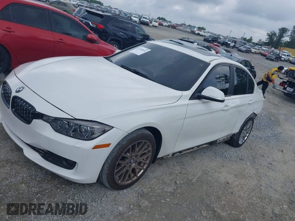 2014 BMW 3 Series 328i xDrive z VIN WBA3B5G52ENS09673, wystawiony jako IAAI lot #42240646 z przebiegiem 102 629 mil mil oraz . Historia ofert i sprzedaży dostępna na DreamBid. Obrazek 14.