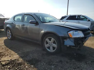 2013 Dodge Avenger SXT z VIN 1C3CDZCB2DN540451, wystawiony jako Copart lot #60446275 z przebiegiem 158 470 mil mil oraz Czysty tytuł • Clean title. Historia ofert i sprzedaży dostępna na DreamBid. Obrazek 4.